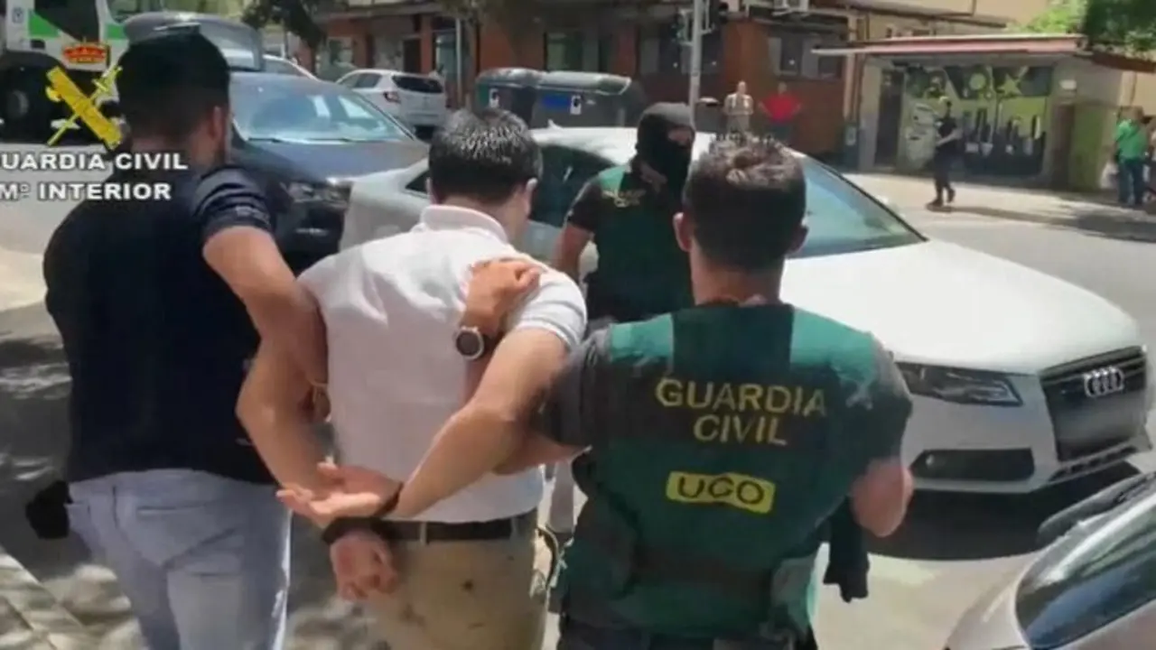 <p> La Guardia Civil arrestando a Lupin </p>