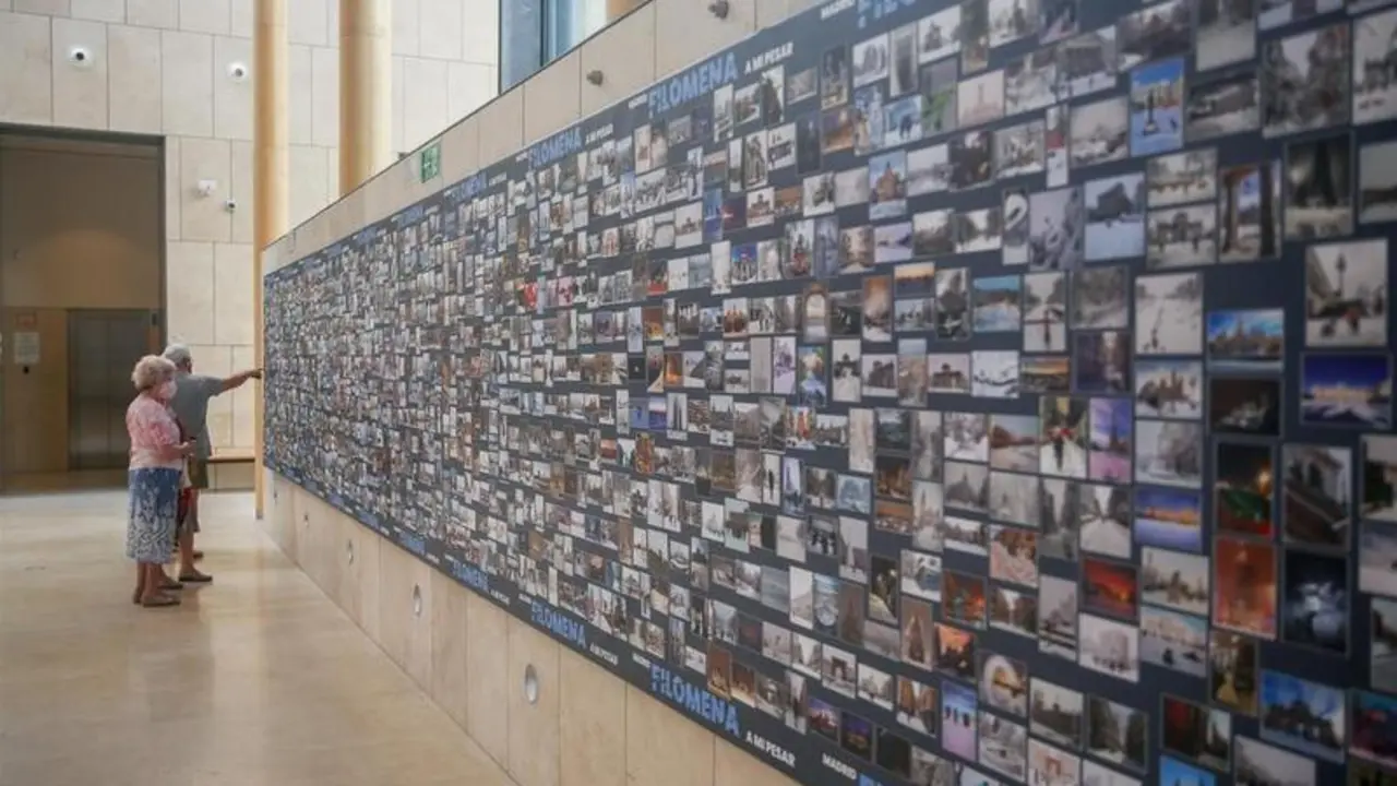 <p> Varias personas visitan la exposici&oacute;n del II concurso de fotograf&iacute;a &lsquo;Filomena a mi pesar, en el Patio de Acogida del Museo de Historia de Madrid </p>