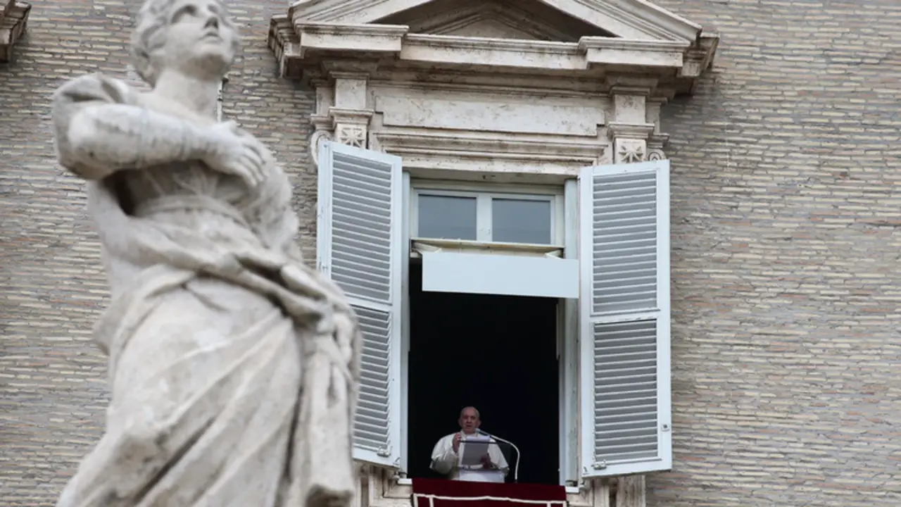 <p> El Papa Francisco, asomado al balc&oacute;n de la ventana de su estudio privado en el Palacio Apost&oacute;lico que da a la plaza de San Pedro de El Vaticano, este domingo 2 de mayo - Evandro Inetti/ZUMA Wire/dpa </p>