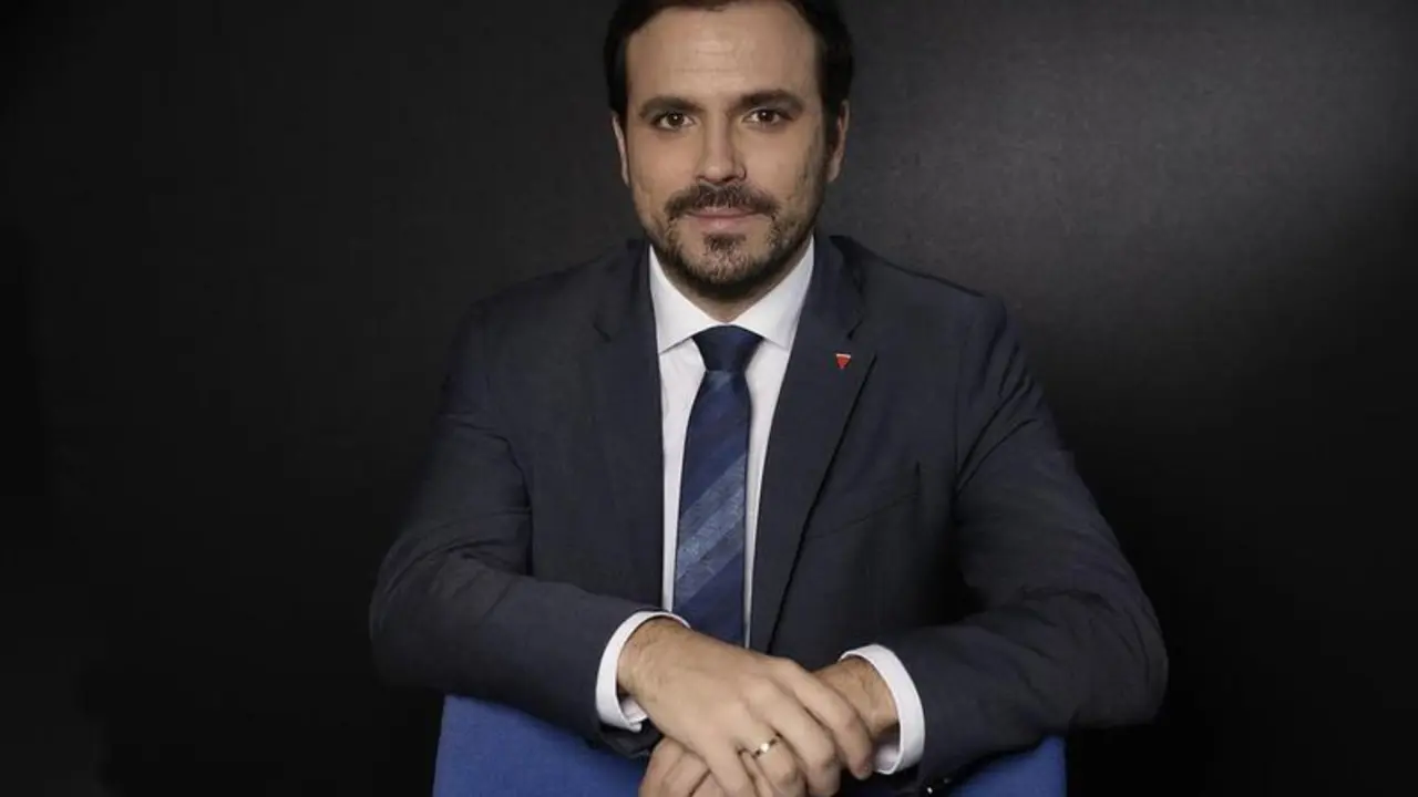 <p> El ministro de Consumo, Alberto Garz&oacute;n, posa para Europa Press, en la sede del Ministerio, a 2 de diciembre de 2021, en Madrid </p>