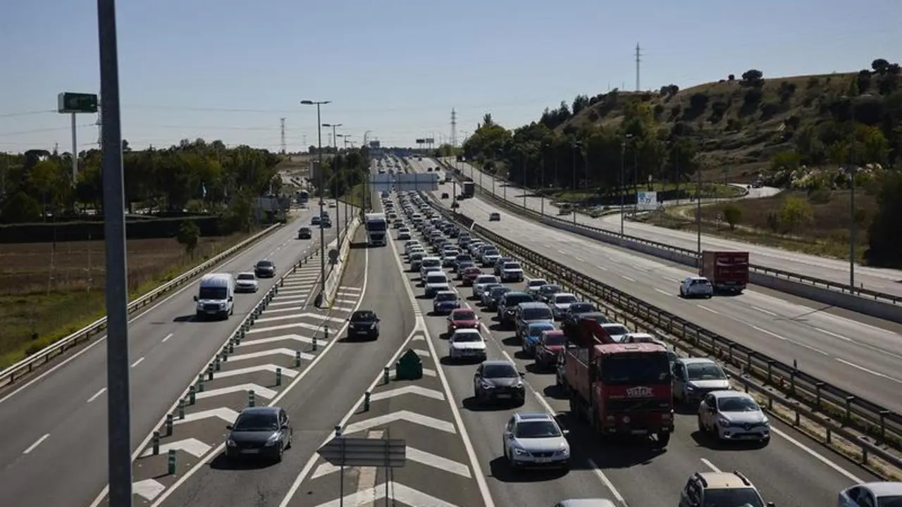 <p> Un atasco en el km. 23 de la autopista A-1, con motivo de la operaci&oacute;n salida del Puente del Pilar 2021 </p>