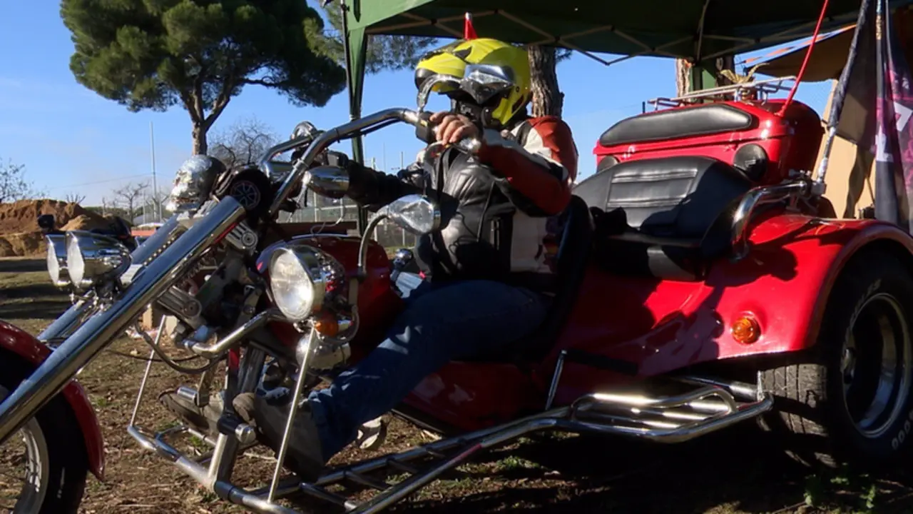 <p> Jos&eacute; Miguel Dilla 'El Abuelo' subido a su 'Dimaquineta'. - EUROPA PRESS </p>