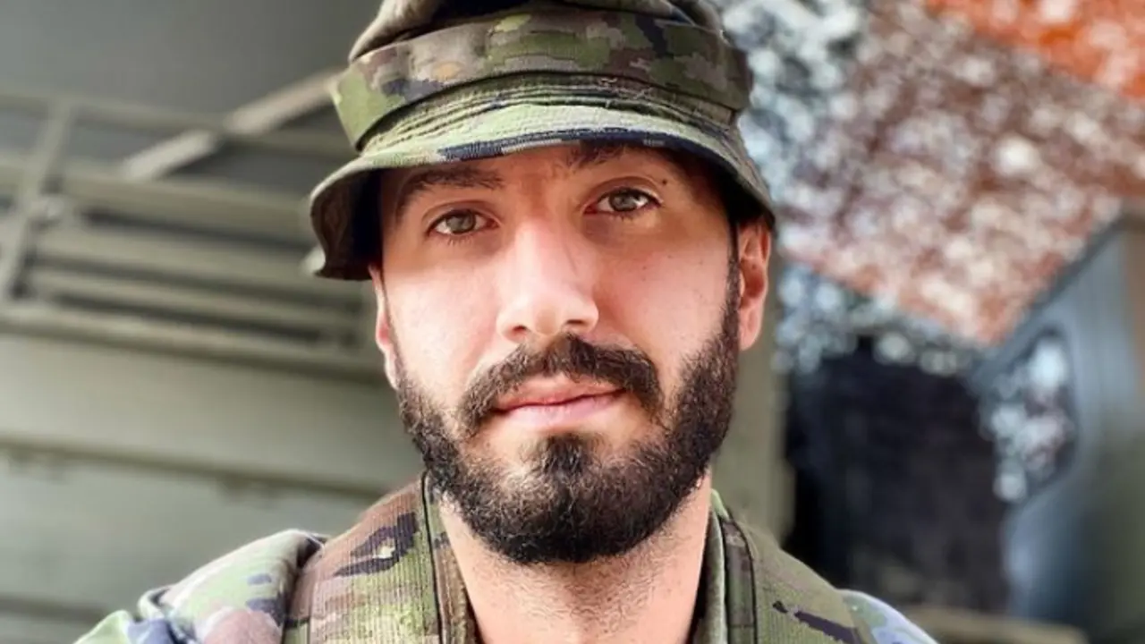 <p> Christian Condado, el joven de 27 a&ntilde;os perteneciente al ej&eacute;rcito de tierra que plant&oacute; cara a una 'manada'. Fuente: Instagram @nunca_caminaras.solo </p>