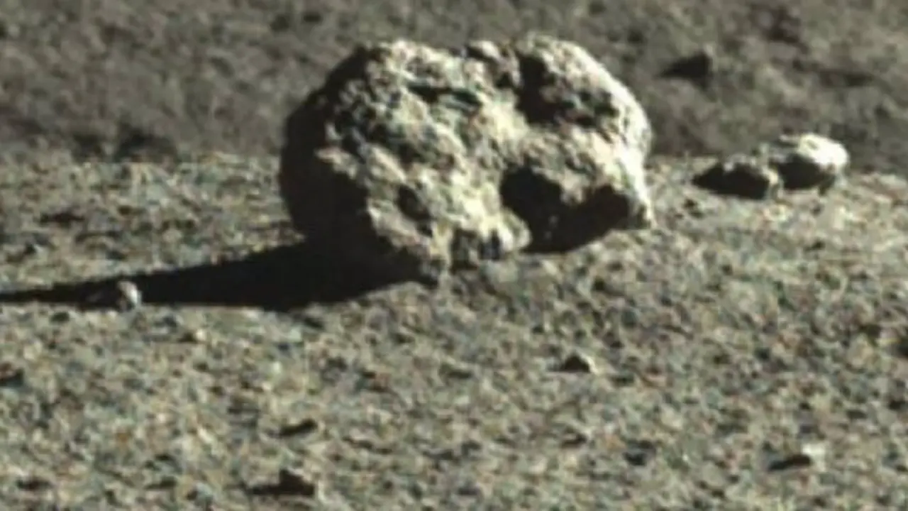 <p> Imagen cercana de la roca lunar que despert&oacute; el reciente inter&eacute;s de los controladores del rover YuTu 2 - CNSA/OUR SPACE </p>