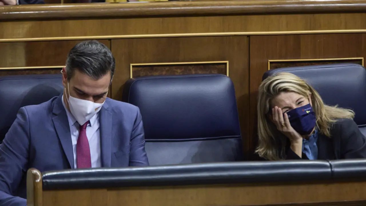 <p> Archivo - El presidente del Gobierno, Pedro S&aacute;nchez, y la vicepresidenta segunda, Yolanda D&iacute;az, en el Pleno del Congreso. - Jes&uacute;s Hell&iacute;n - Europa Press - Archivo </p>