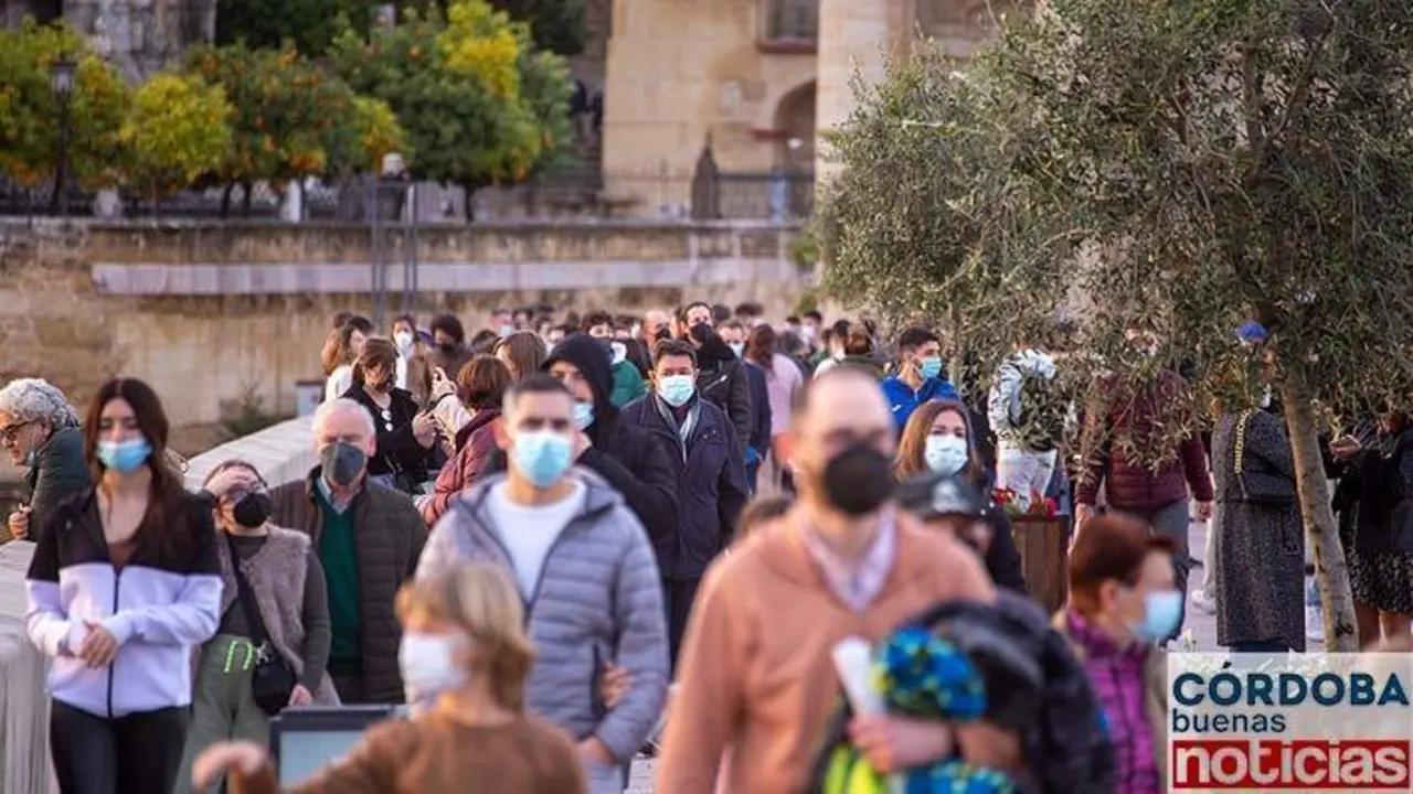 <p> Varias personas pasean sobre el Puente Romano | Jos&eacute; Le&oacute;n. </p>