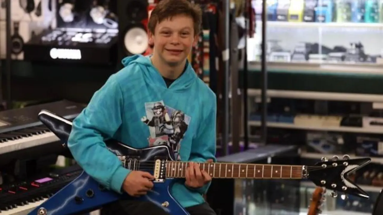 <p> Fallon con su guitarra de pantera </p>