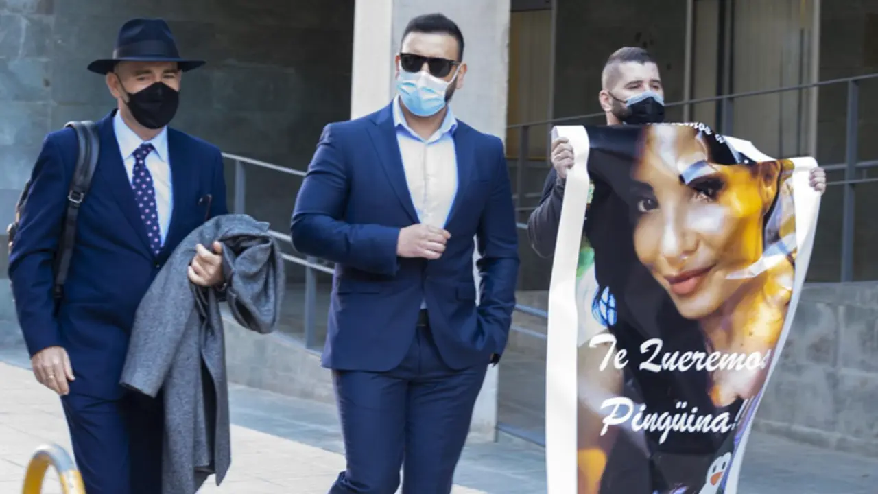 <p> Salida de los juzgados de Cartagena del cirujano investigado tras la muerte de una mujer en una lipoescultura, acompa&ntilde;ado de su abogado Mariano B&oacute; - DIMA </p>