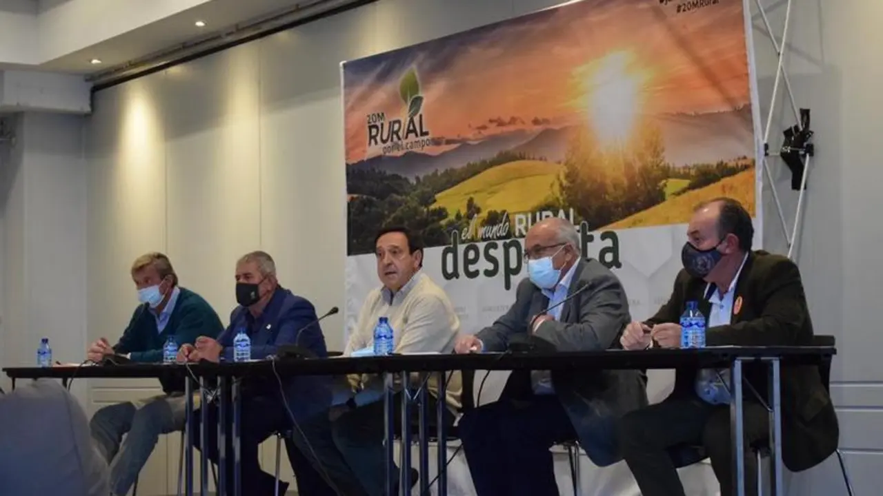 <p> Agricultores, ganaderos y cazadores convocan una gran manifestaci&oacute;n en Madrid el 20 de marzo en defensa del mundo rural </p>