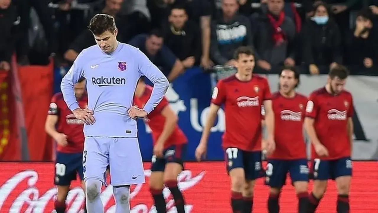 <p> Piqu&eacute; triste tras el primer gol del Osasuna </p>