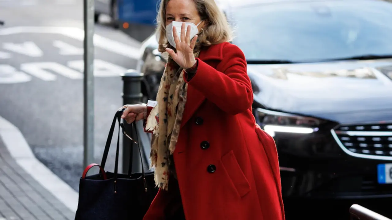 <p> La vicepresidenta primera del Gobierno y ministra de Asuntos Econ&oacute;micos y Transformaci&oacute;n Digital, Nadia Calvi&ntilde;o, a su llegada a la reuni&oacute;n del &Aacute;rea Econ&oacute;mica de la Ejecutiva Federal con portavoces del partido, a 10 de enero de 2022, en Madrid, (Espa&ntilde;a). E - Alejandro Mart&iacute;nez V&eacute;lez - Europa Press </p>