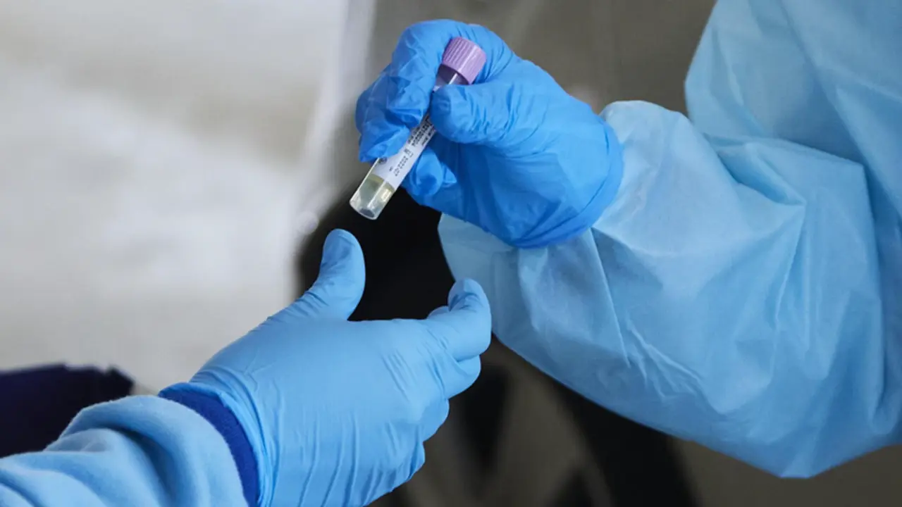 <p> Una enfermera da una muestra de PCR para su an&aacute;lisis durante la realizaci&oacute;n de PCR en el autocovid instalado en el Hospital Militar, a 28 de diciembre de 2021 en Sevilla (Andaluc&iacute;a, Espa&ntilde;a) - Joaquin Corchero - Europa Press </p>