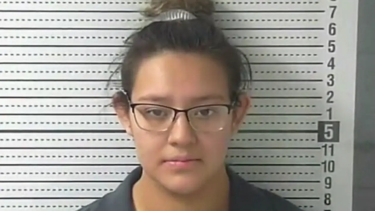 <p> La joven confes&oacute; haber tirado al reci&eacute;n nacido al contenedor. Fuente: Twitter @Vengador2100 </p>