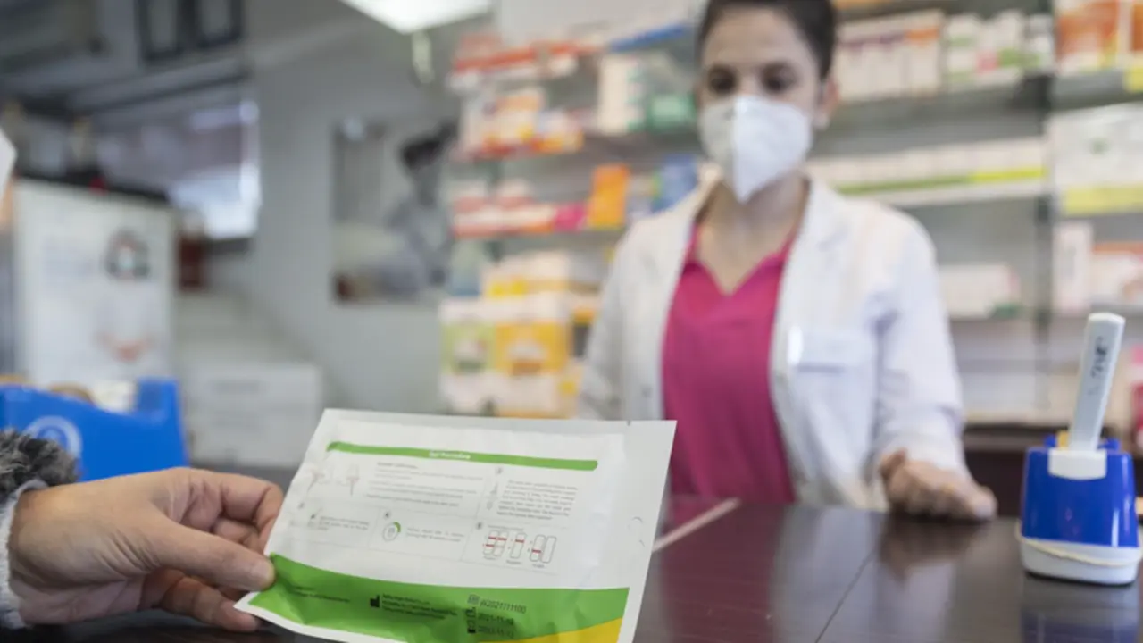 <p> Una mujer con un test de ant&iacute;genos en la farmacia &lsquo;Las Gemelas&rsquo;, a 10 de enero de 2022, en Madrid (Espa&ntilde;a). - Eduardo Parra - Europa Press </p>