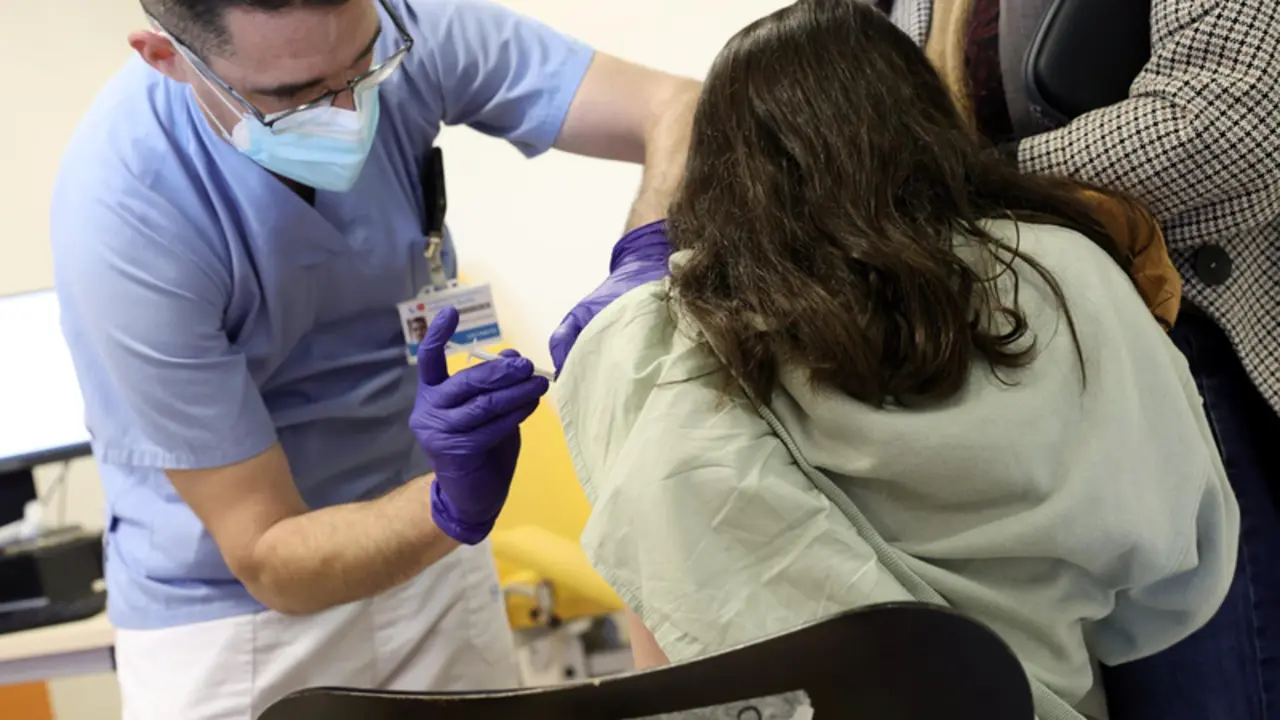 <p> Un trabajador sanitario inyecta la vacuna contra el Covid-19 a un menor, en el Hospital Infanta Sof&iacute;a, a 30 de diciembre de 2021, en San Sebasti&aacute;n de los Reyes, Madrid, (Espa&ntilde;a). - Eduardo Parra - Europa Press </p>