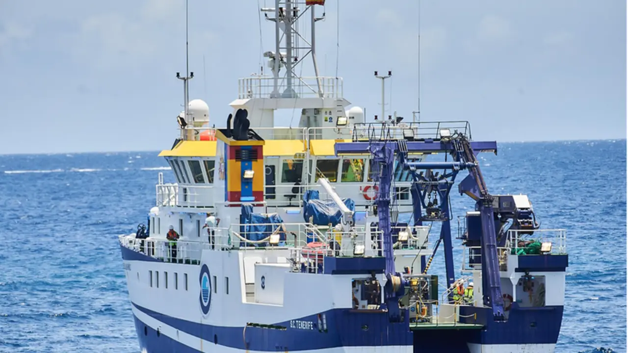 <p> Buque oceanogr&aacute;fico '&Aacute;ngeles Alvari&ntilde;o' que ha estado buscando en el litoral de Tenerife los cuerpos de Tom&aacute;s Gimeno y sus hijas, Anna y Olivia - Europa Press </p>