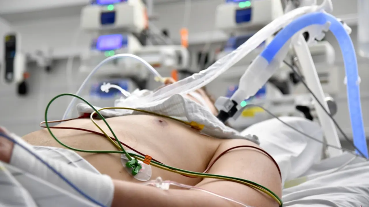 <p> Archivo - 17 November 2021, Austria, Salzburg: A man lies on a hospital bed at the coronavirus ward of the ICU of the Salzburg State Clinic. - Barbara Gindl/APA/dpa - Archivo </p>