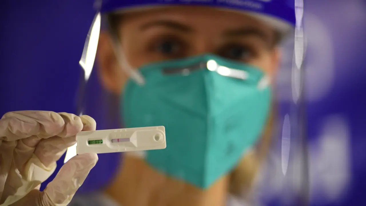<p> Sanitaria analizando test de ant&iacute;genos (foto de archivo) - AAPIMAGE / DPA </p>
