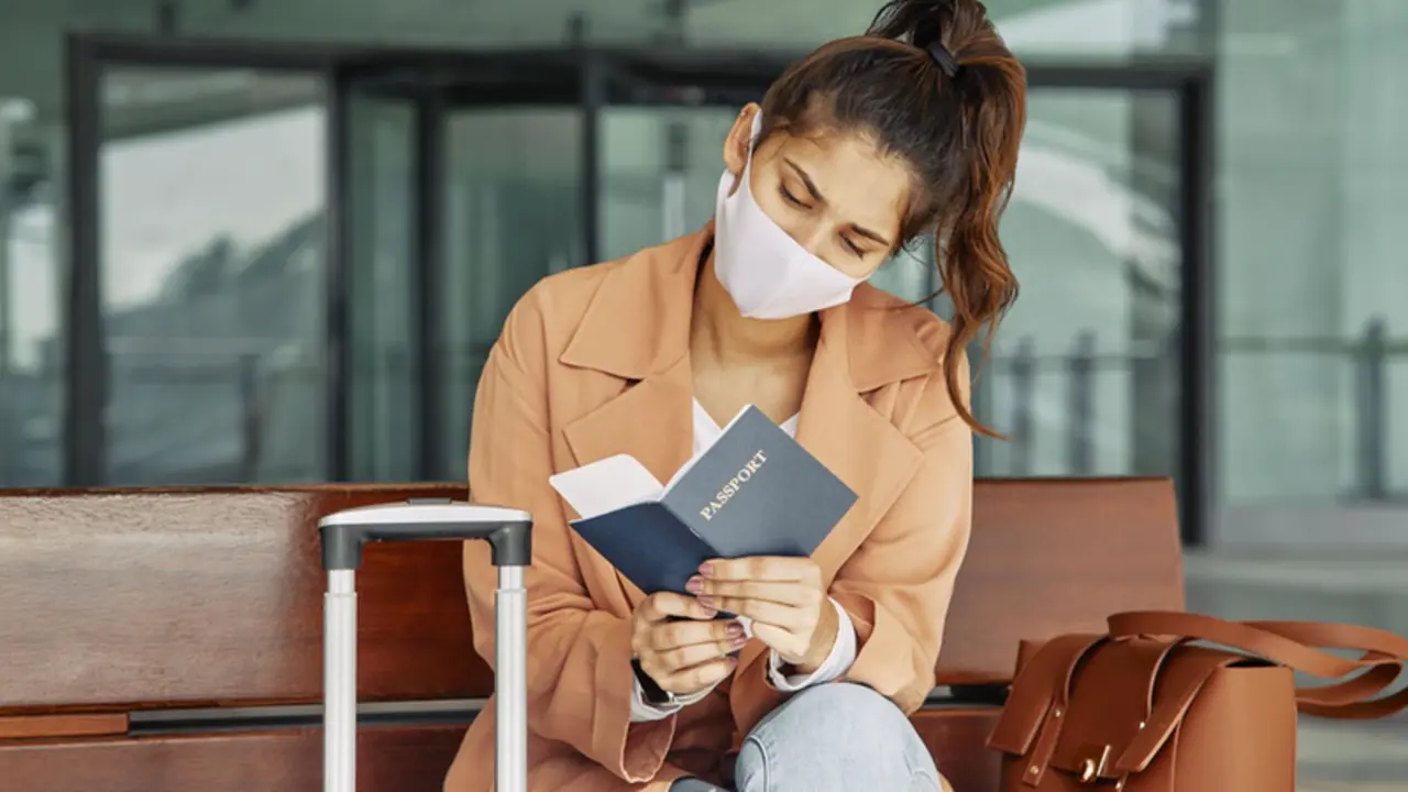 <p> Archivo - Viajera mirando pasaporte. - CEAV - Archivo </p>