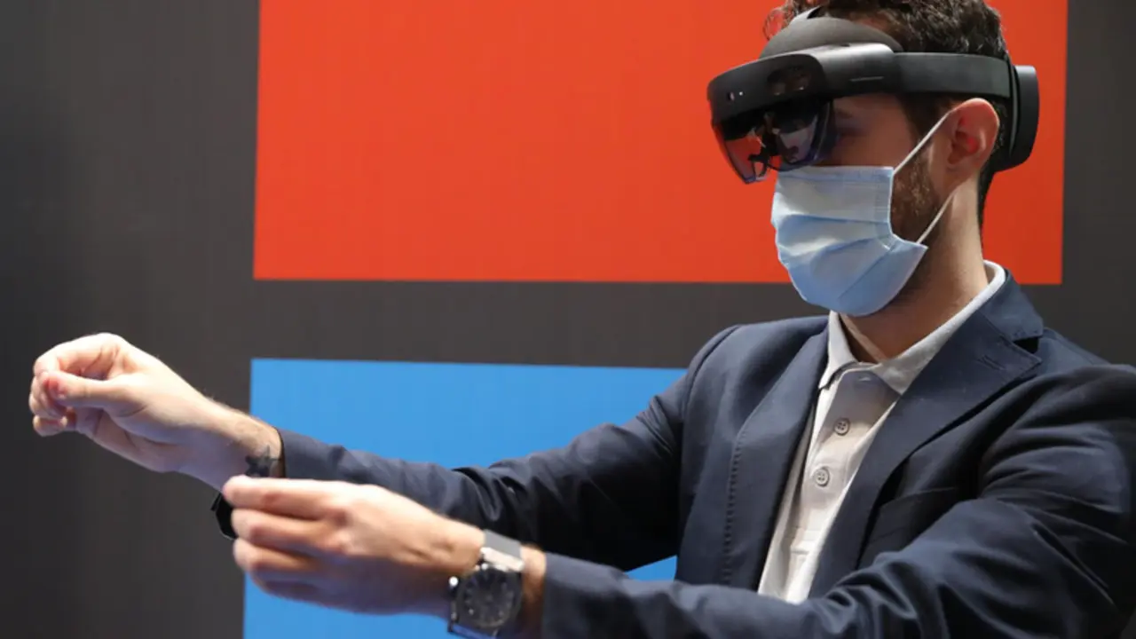 <p> Archivo - Un joven observa con unas gafas de realidad virtual en el Tech Show en la Feria de Madrid, Ifema, a 28 de octubre de 2021, en Madrid, (Espa&ntilde;a). - Isabel Infantes - Europa Press - Archivo </p>