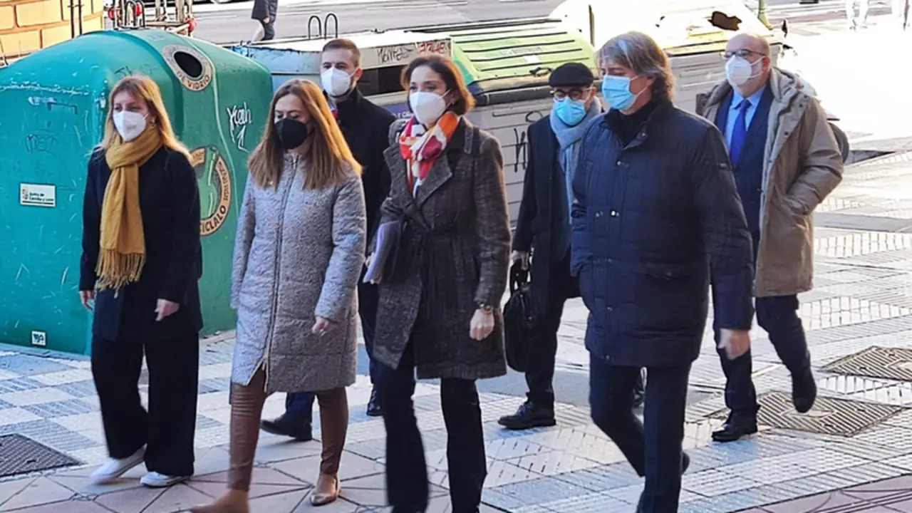 <p> Reyes Maroto junto con miembros del PSOE en Soria. - EUROPA PRESS </p>