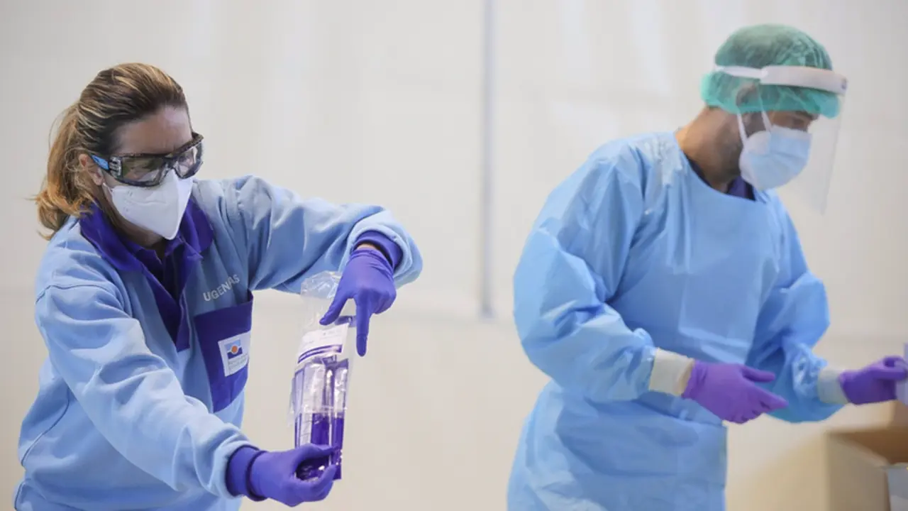 <p> Archivo - Profesionales sanitarios realizan test de detecci&oacute;n de Covid (archivo). - EUROPA PRESS/MJL - Archivo </p>
