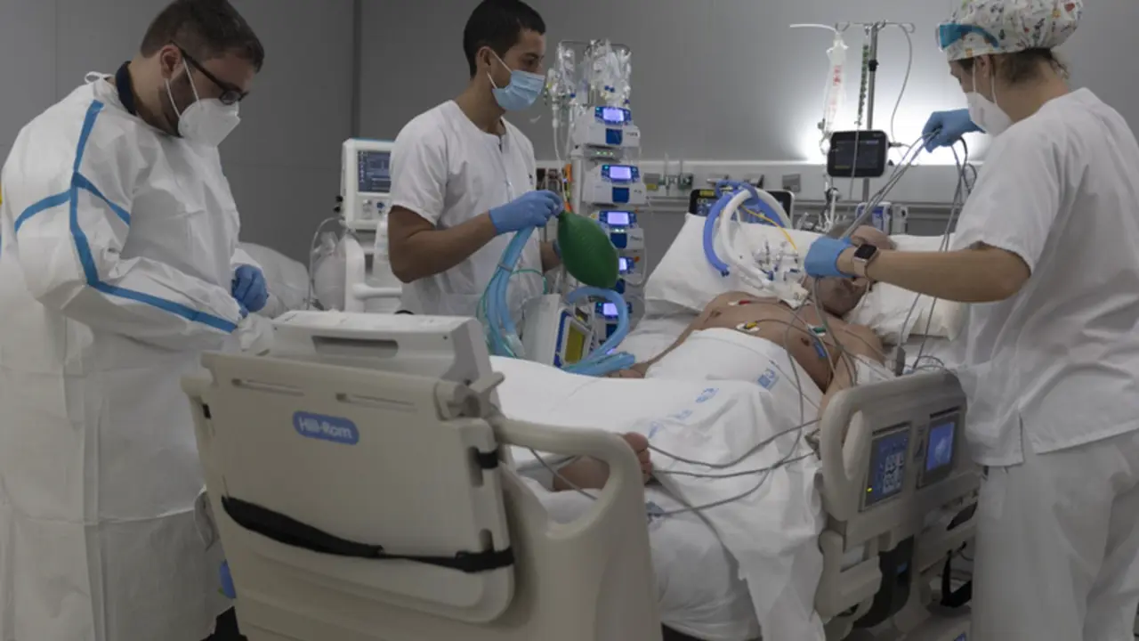 <p> Varios sanitarios alrededor de un paciente ingresado en la UCI del Hospital Enfermera Isabel Zendal, a 13 de enero de 2022, en Madrid (Espa&ntilde;a). - Eduardo Parra - Europa Press </p>