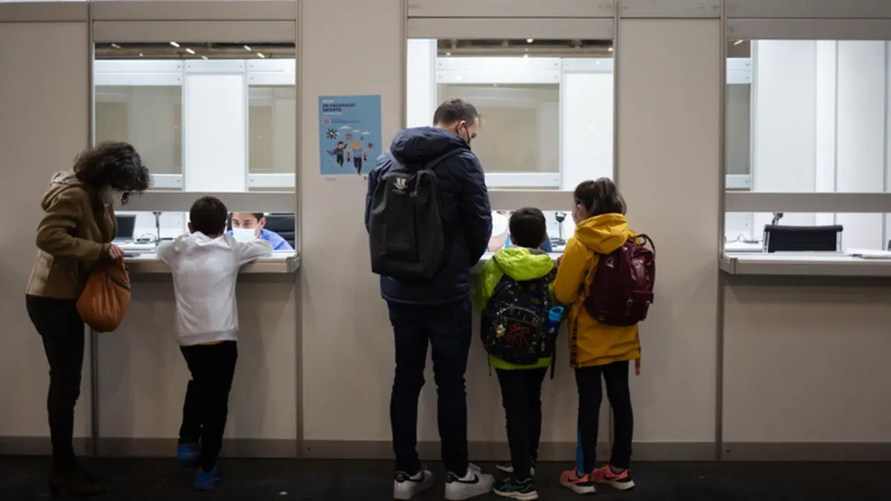 <p> Varios ni&ntilde;os acuden a recibir la vacuna contra el Covid-19, en la Fira de Barcelona, a 15 de diciembre de 2021, en Barcelona, Catalunya (Espa&ntilde;a). Hoy comienza en toda Espa&ntilde;a la vacunaci&oacute;n contra el Covid-19 para ni&ntilde;os de entre 5 y 11 a&ntilde;os. - David Zorrakino - Europa Press </p>