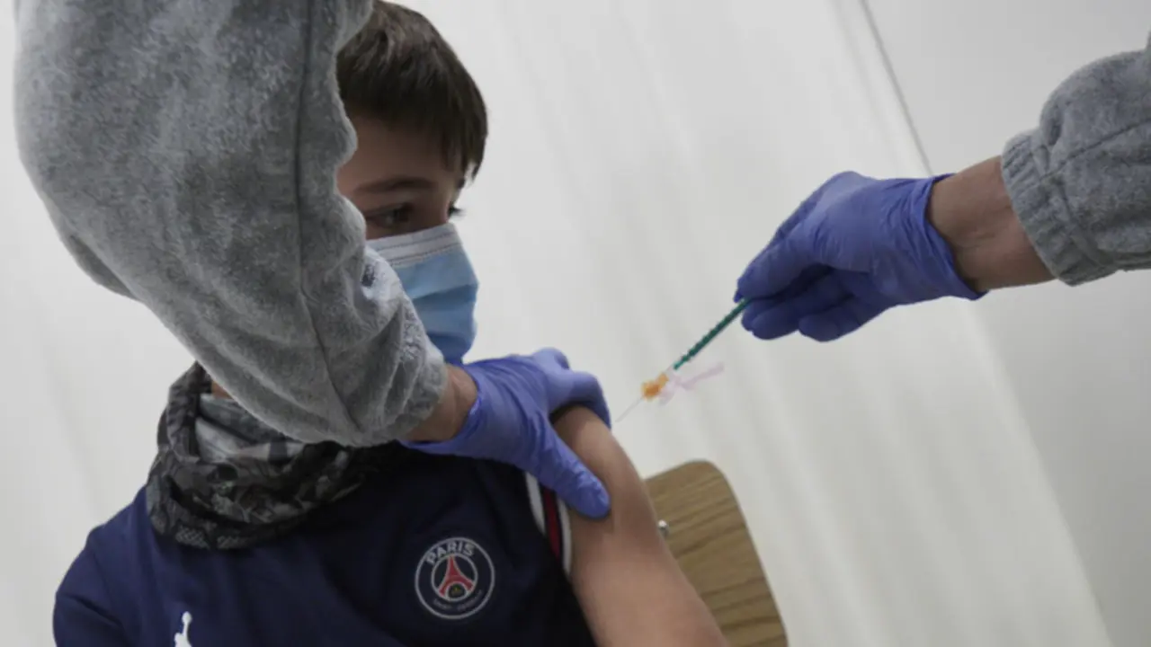 <p> Un ni&ntilde;o es vacunado en el centro de vacunaci&oacute;n pedi&aacute;trica, organizado en el seminario del arzobispado de Pamplona, a 16 de diciembre de 2021, en Pamplona, Navarra (Espa&ntilde;a). - Eduardo Sanz - Europa Press </p>