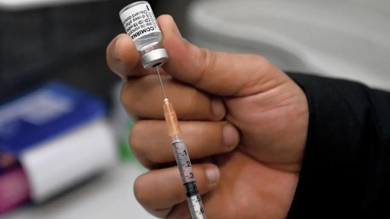 <p> Archivo - Una vacuna de Pfizer contra el coronavirus antes de su inoculaci&oacute;n. - Bianca De Marchi/AAP/dpa - Archivo </p>