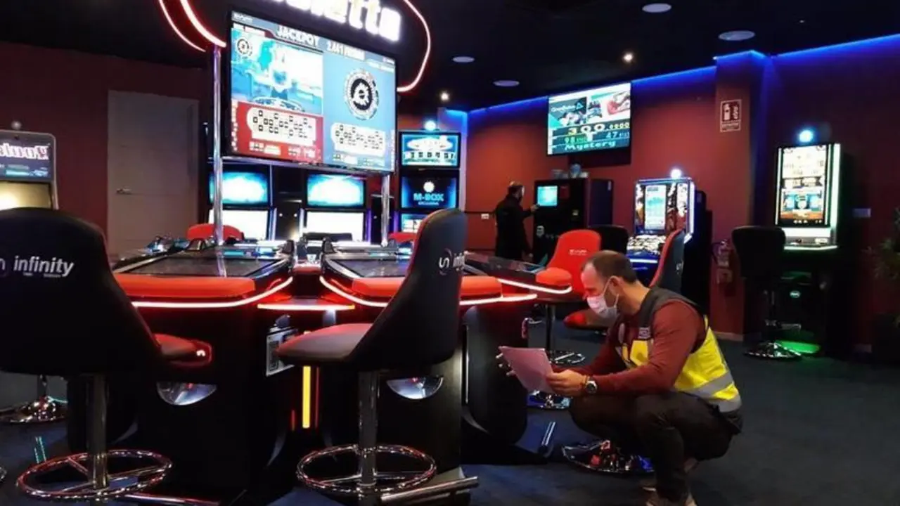 <p> Foto de archivo de una inspecci&oacute;n en una casa de apuestas de Andaluc&iacute;a </p>