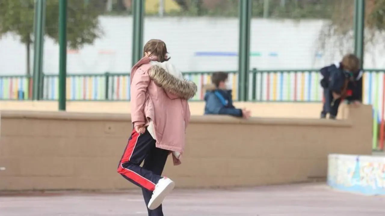 <p> Una ni&ntilde;a juega en el recreo </p>