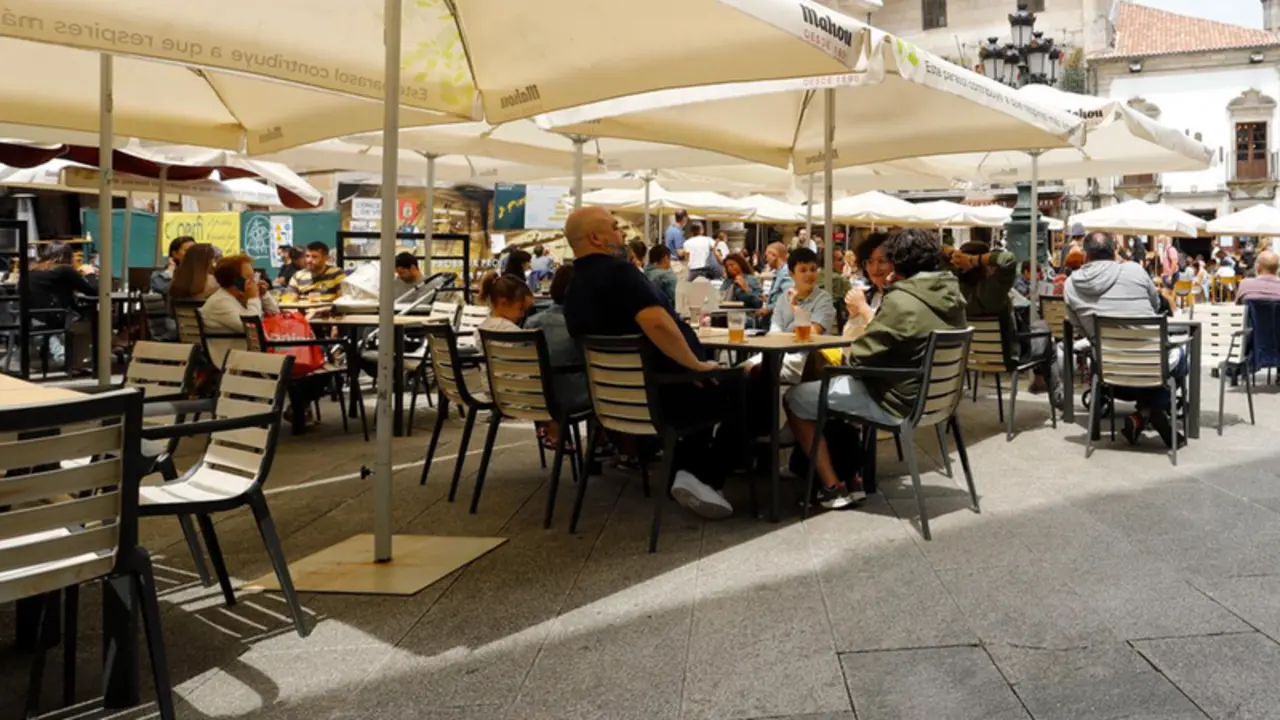 <p> Archivo - Varias personas en una terraza de Vigo, a 26 de junio de 2021, en Pontevedra, Galicia (Espa&ntilde;a). - Marta V&aacute;zquez Rodr&iacute;guez - Europa Press - Archivo </p>