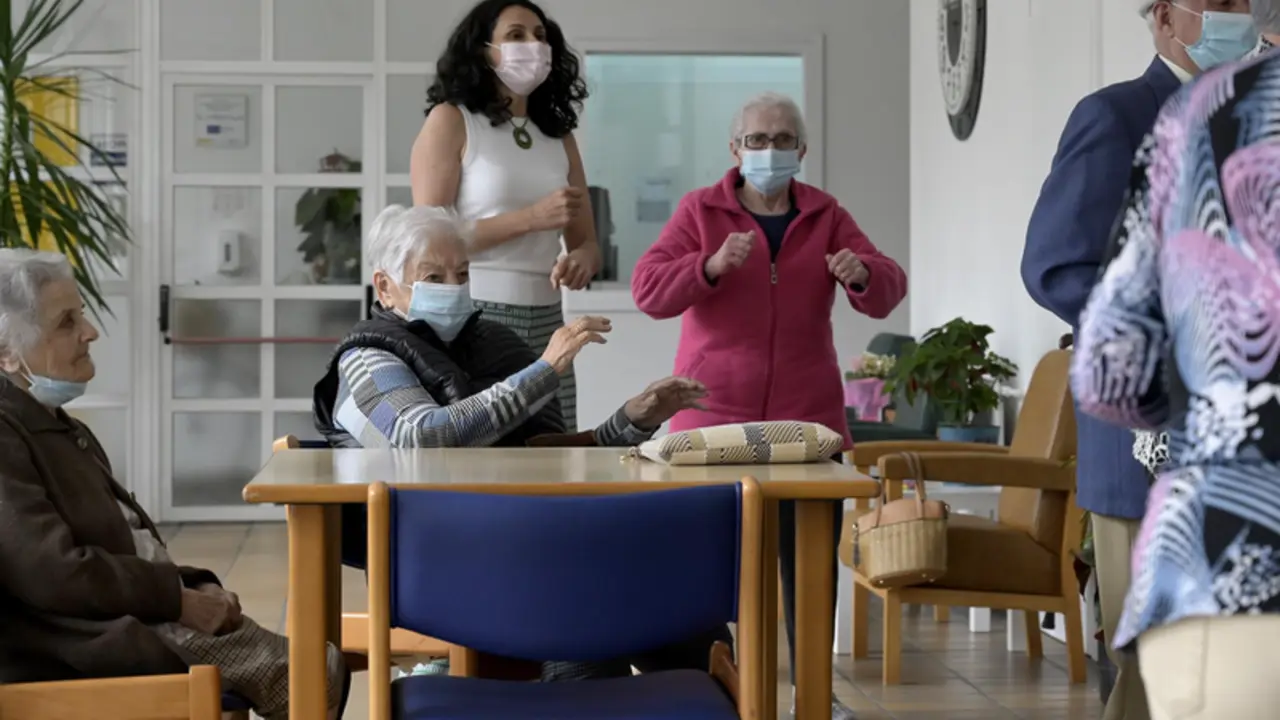 <p> Archivo - Varios mayores en una residencia de mayores - M. Dylan - Europa Press - Archivo </p>