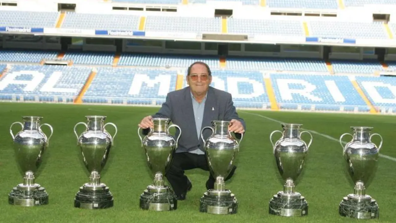 <p> Paco Gento junto a las 6 Copas de Europa que gan&oacute; </p>