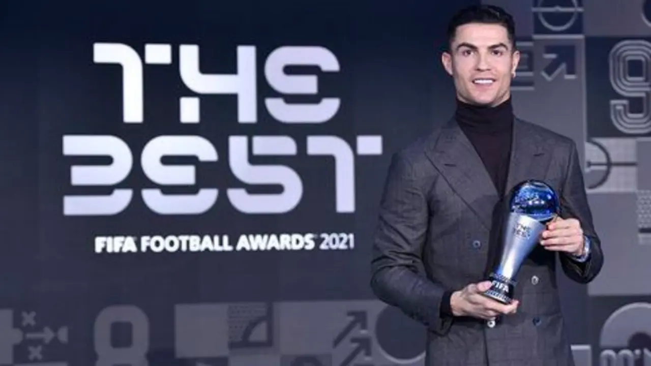 <p> Cristiano Ronaldo recogiendo su premio en la gala The Best </p>