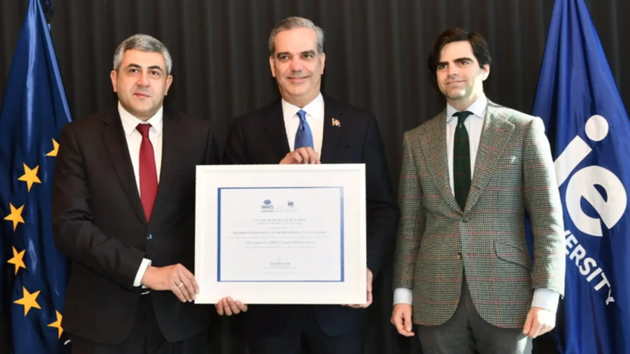 <p> El secretario general de la OMT, Zurab Pololikashvili; el presidente de Rep&uacute;blica Dominicana, Luis Abinader, y el CEO de IE University, Diego del Alc&aacute;zar Benjumea, en la firma del acuerdo. - IE UNIVERSITYEl secretario general de la OMT, Zurab Pololikashvili; el presidente de Rep&uacute;blica Dominicana, Luis Abinader, y el CEO de IE University, Diego del Alc&aacute;zar Benjumea, en la firma del acuerdo. - IE UNIVERSITY </p>