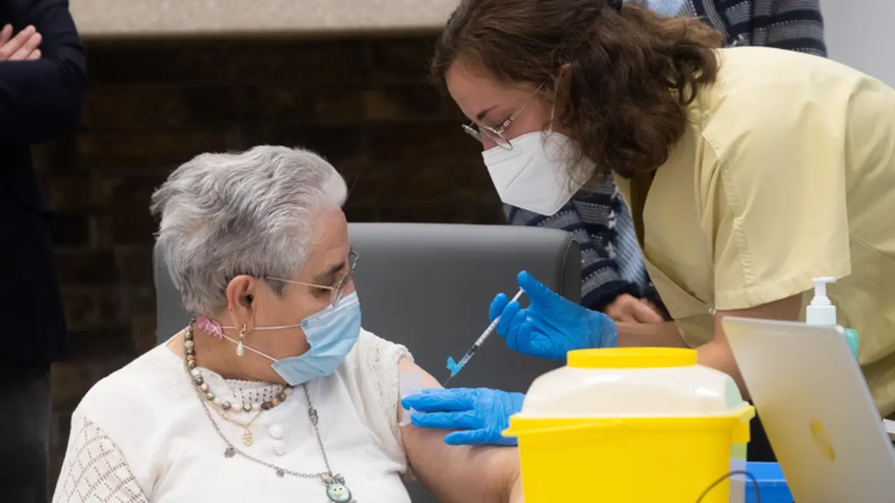 <p> Archivo - Nieves Cabo recibe la tercera dosis de Pfizer, o dosis 'extra', en la residencia Santiago Puerta del Camino, a 21 de septiembre de 2021, en Santiago de Compostela, A Coru&ntilde;a, Galicia (Espa&ntilde;a). - C&eacute;sar Arxina - Europa Press - Archivo </p>