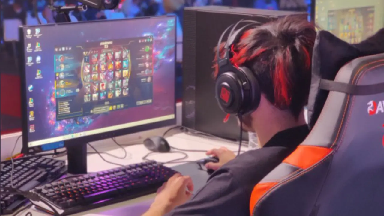 <p> Joven jugando en un torneo gaming patrocinado por Amazon University Esports. Fuente: Twitter @University_ES </p>