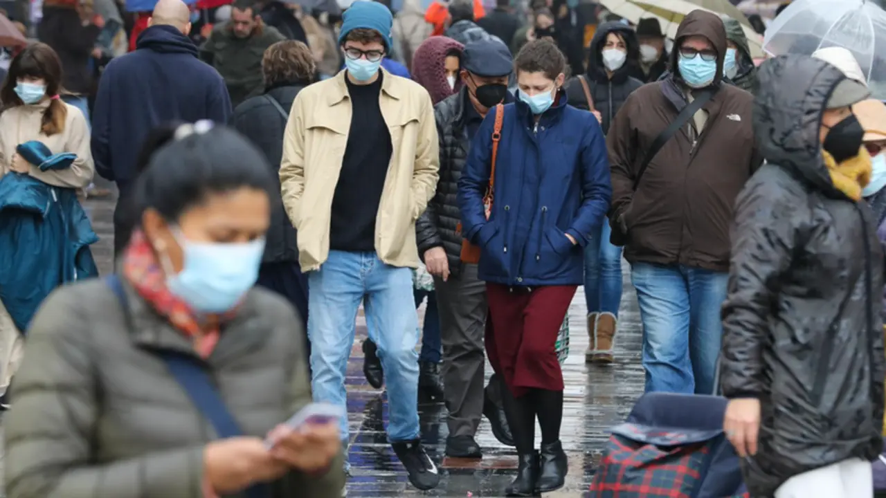 <p> Varias personas con mascarilla, el mismo d&iacute;a que entra en vigor la obligatoriedad de usar mascarilla en exteriores, a 24 de diciembre de 2021, en Madrid, (Espa&ntilde;a). Fue el pasado 26 de junio cuando el Gobierno central decidi&oacute; poner fin a la obligatoriedad - Marta Fern&aacute;ndez Jara - Europa Press </p>