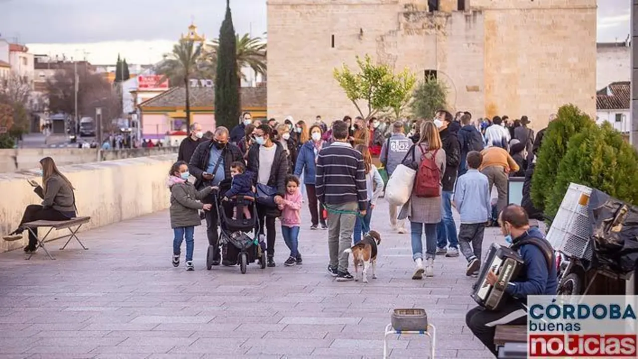 <p> Varias personas pasean sobre el Puente Romano | Jos&eacute; Le&oacute;n. </p>