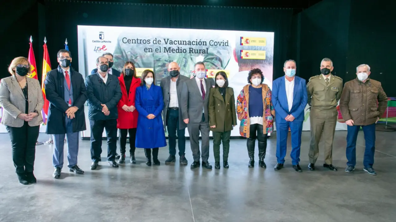 <p> El presidente de Castilla-La Mancha, Emiliano Garc&iacute;a-Page, ha visitado, junto a la ministra de Sanidad, Carolina Darias, y la ministra de Defensa, Margarita Robles, un equipo m&oacute;vil de vacunaci&oacute;n frente a la Covid desplegado en la provincia de Ciudad Real - JCCM/A.PEREZ HERRERA </p>