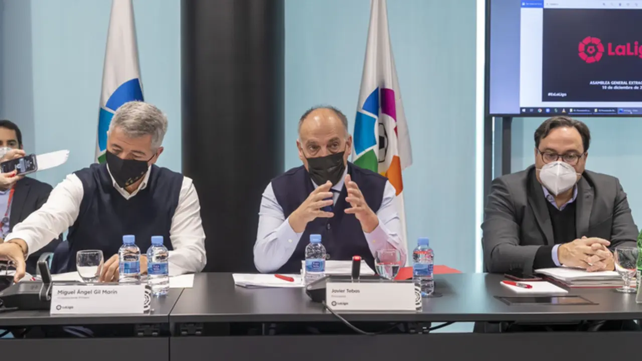 <p> Archivo - El presidente de LaLiga, Javier Tebas, en la Asamblea General de dicho organismo en la que se aprob&oacute; el acuerdo con el fondo CVC conocido como LaLiga Impulso. - LALIGA - Archivo </p>