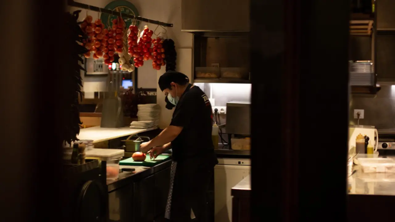 <p> Archivo - Un cocinero en el interior de un bar en una calle c&eacute;ntrica de Barcelona, a 14 de octubre de 2021, en Barcelona - David Zorrakino - Europa Press - Archivo </p>