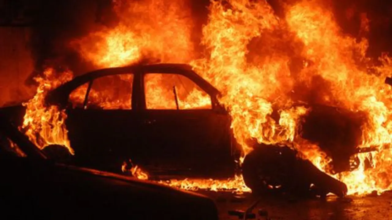 <p> Coche en llama. Fuente: Twitter @Tonielachas </p>