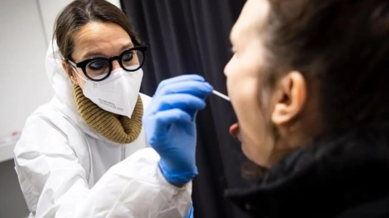 <p> La variante &Oacute;micron ya es la m&aacute;s com&uacute;n en Europa. </p>