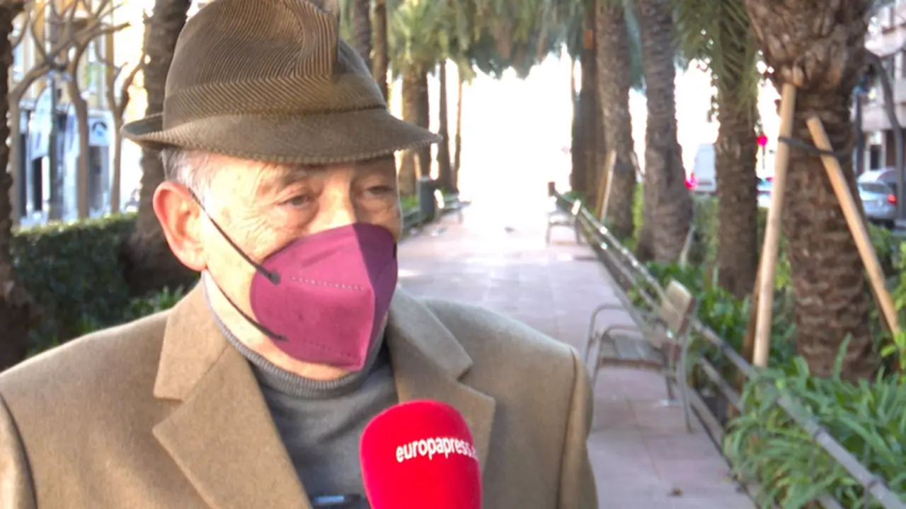 <p> Carlos San Juan sigue recogiendo firmas para pedir a los bancos un "trato humano" con las personas mayores. - EUROPA PRESS </p>