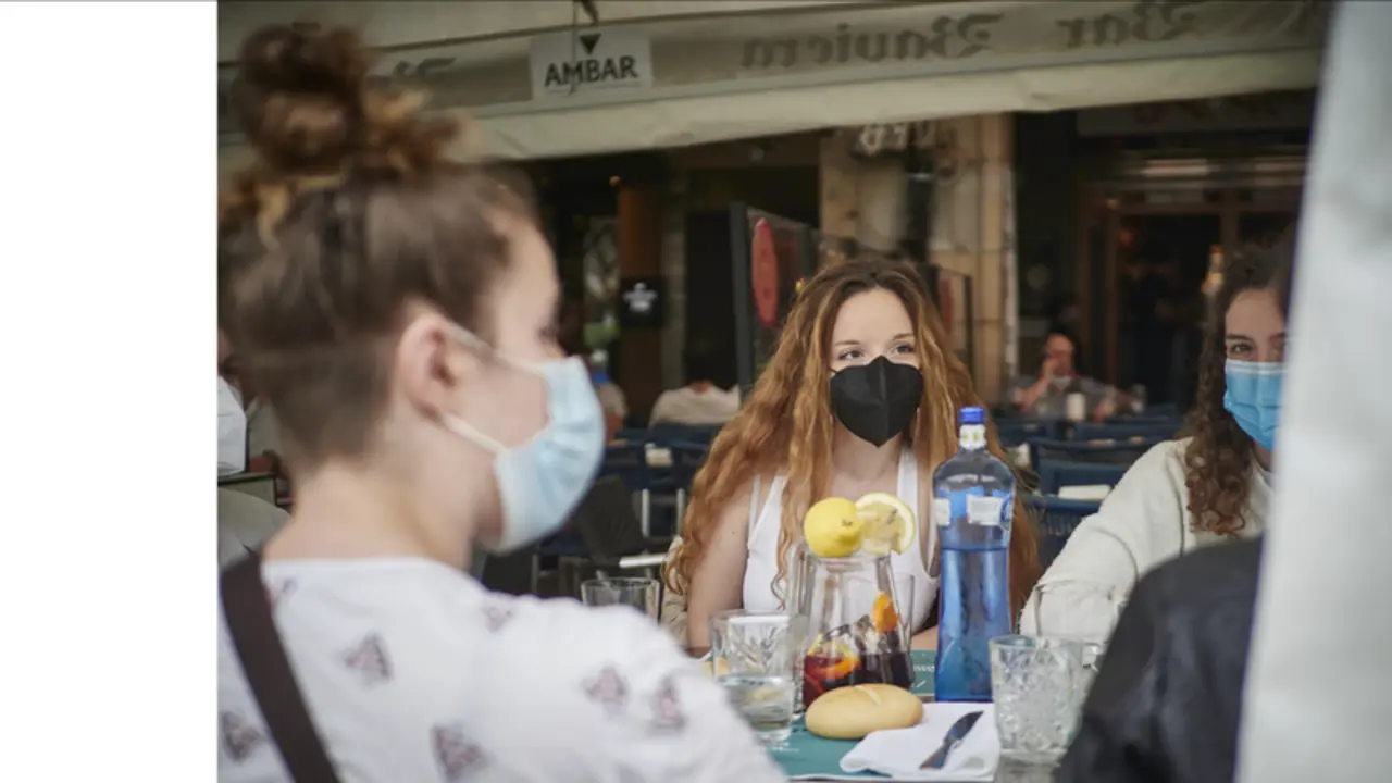 <p> Un grupo de j&oacute;venes come en la terraza de un restaurante. - Eduardo Sanz - Europa Press </p>