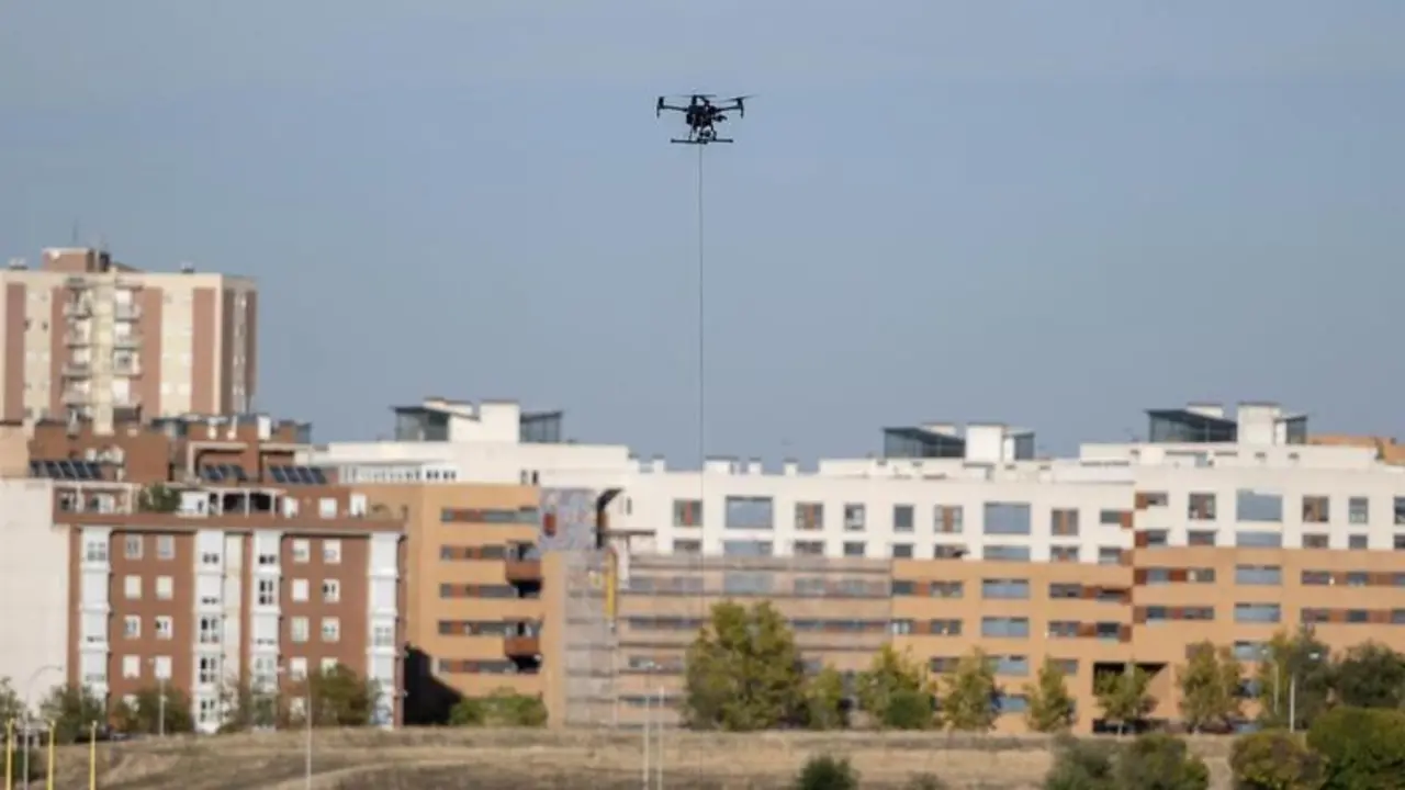 <p> dron sobrevolando Madrid </p>