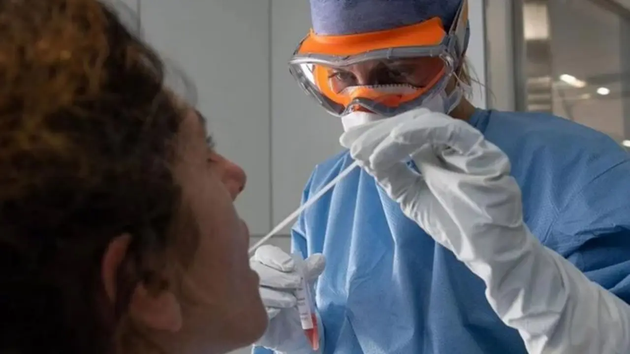 <p> Sanitario realizando test de ant&iacute;genos. Fuente: Twitter @nkreplak </p>